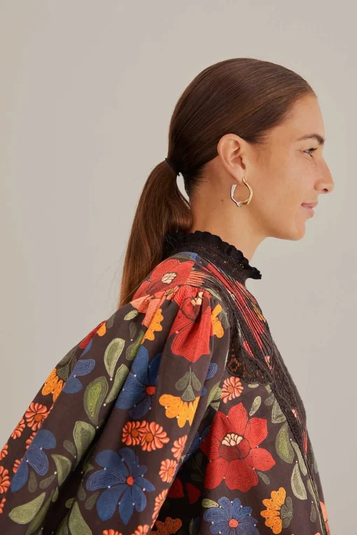  BLACK STITCHED FLOWERS SHORT SLEEVE BLOUSE