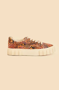  CARAMEL MACAWMOUFLAGE FLATFORM SNEAKER