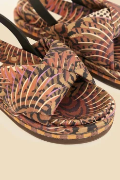  CARAMEL MACAWMOUFLAGE PUFFY FLAT SANDAL